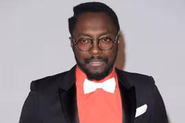 Ca sĩ Will.i.am tạo dáng kém duyên bên xế hộp