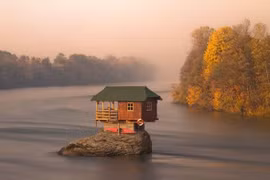 Ngôi nhà tuyệt đẹp nằm cô độc giữa mặt sông
