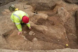 Phát hiện nguyên cả một nghĩa trang La Mã cổ đại dưới bãi đỗ xe