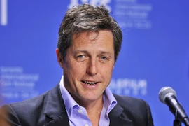 Hugh Grant lên chức bố lần hai