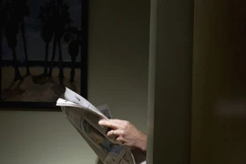 Bị rắn cắn của quý khi đi vệ sinh