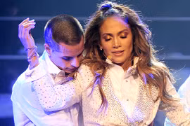 Jennifer Lopez tay trong tay với bồ trẻ
