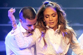 Jennifer Lopez tay trong tay với bồ trẻ