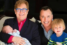 Sir Elton John bị chỉ trích vì “khoe con”