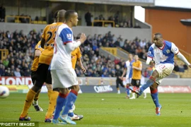 Tiền vệ của Wolves bị cổ động viên tấn công