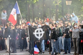 Hàng nghìn người biểu tình chống luật hôn nhân đồng giới