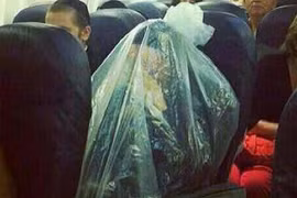 Vị hành khách kỳ quặc, quấn kín ni-lon khi đi máy bay