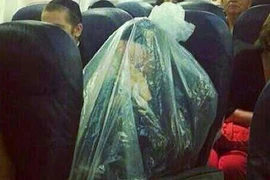 Vị hành khách kỳ quặc, quấn kín ni-lon khi đi máy bay