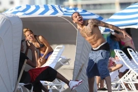 Chris Brown vui vẻ bên bạn gái giữa tin đồn quay lại với Rihanna