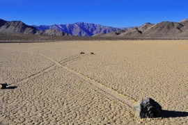 Bí ẩn những hòn đá biết đi tại thung lũng chết