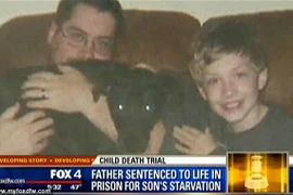 Bố độc ác bỏ đói đến chết con trai rồi ném xác con 