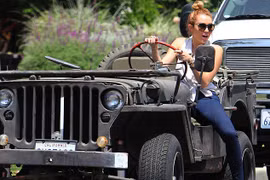 Miley Cyrus lại "khoe hàng" trong chiếc áo sơ mi trắng khoét sâu