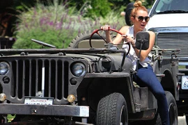 Miley Cyrus lại "khoe hàng" trong chiếc áo sơ mi trắng khoét sâu