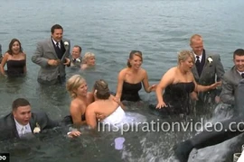 Mặc kệ cô dâu ngã xuống hồ, chú rể lên bờ trước đã