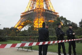 Hãi hùng du khách tự vẫn tại tháp Eiffel