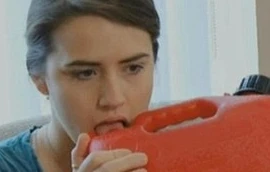 Sở thích cực độc hại của cô gái uống xăng