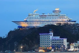 Độc đáo “Thuyền khách sạn” trên vách đá