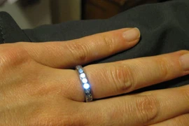 Nhẫn đính hôn phát sáng khi đôi uyên ương ở bên nhau