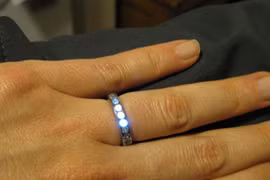 Nhẫn đính hôn phát sáng khi đôi uyên ương ở bên nhau