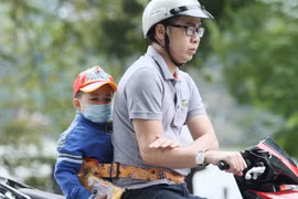 Chùm ảnh: Người Hà Nội co ro trong gió lạnh đầu mùa