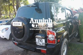 "Ngáo đá" lái xe mang theo súng, lưỡi lê "áp tải" ma túy