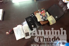 Bắt quả tang hai đối tượng móc túi sĩ tử trên xe buýt