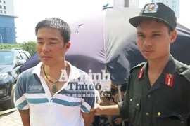 Cưỡi xe phân khối lớn, mang theo súng đi “thanh toán” đối thủ