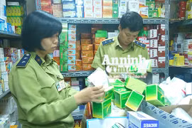 Tân dược giả trà trộn hàng thật bán công khai