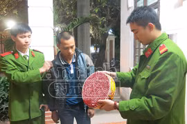 Cả trăm cân pháo “xuyên đêm” về Hà Nội