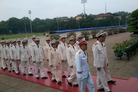 Đoàn đại biểu Bộ Công an vào lăng viếng Chủ tịch Hồ Chí Minh