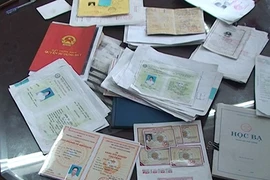 Bắt đối tượng làm giả từ bằng đại học đến thẻ nhà báo