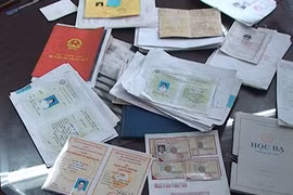 Bắt đối tượng làm giả từ bằng đại học đến thẻ nhà báo