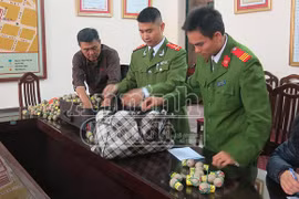 Pháo cấm tràn về Việt Nam… đón Tết