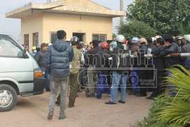 Nhà máy gạch Tuynel Vũ Bình bị hàng trăm người bao vây
