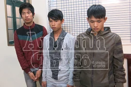 Nhóm cướp “teen” ngang nhiên tấn công lái xe taxi