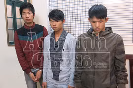 Nhóm cướp “teen” ngang nhiên tấn công lái xe taxi