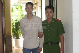 Trả tiền rồi còn bị đòi, rút súng ra bắn