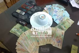 Gắn camera ngoài cửa, ung dung ngồi trong nhà “sát phạt”