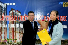 Hanoi Paragon trao chứng thư bảo lãnh cam kết tiến độ dự án