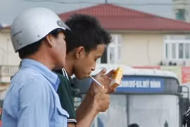 Khói thuốc lá vẫn tràn ngập bến xe