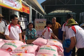 Tặng quà, kịp thời giúp đỡ người dân vùng bị hạn, nhiễm mặn