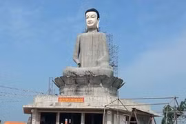 Nhiều người hiếu kỳ kéo đến xem tượng Phật xây dở dang bất ngờ đổ sập