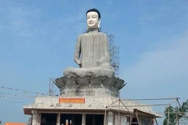 Nhiều người hiếu kỳ kéo đến xem tượng Phật xây dở dang bất ngờ đổ sập