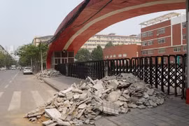 Đổ gạch đá chặn cổng trường vì con thi trượt