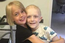 Cắt tóc để quyên tiền chữa bệnh cho bạn