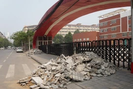 Đổ gạch đá chặn cổng trường vì con thi trượt