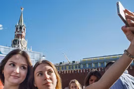 Cảnh sát Nga giúp người dân "tự sướng an toàn"