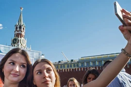 Cảnh sát Nga giúp người dân "tự sướng an toàn"