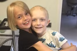 Cắt tóc để quyên tiền chữa bệnh cho bạn