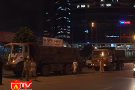 CSGT Hà Nội xử lý xe chở vật liệu xây dựng rơi vãi